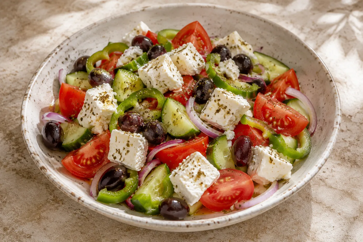 Kalamon zeytinli Akdeniz salatası